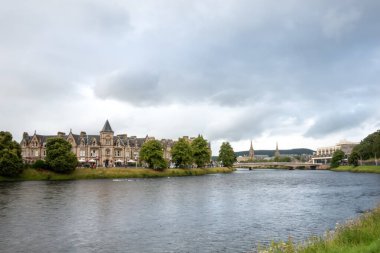 İskoçya 'nın orta çağ şehri Inverness' ten akan Ness Nehri 'ne bakın. Bulutlu bir yaz gününde.