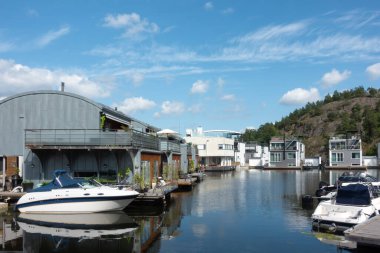 Marinstaden marinası, Nacka, İsveç 'te eşsiz bir mimari. Suya inşa edilmiş evler ve demirlemiş tekneler.