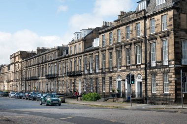 Edinburgh, İngiltere - 9 Ağustos 2024: Heriot Row, Gürcistan döneminden kalma taş şehir binaları ile Edinburgh 'un önde gelen caddesi