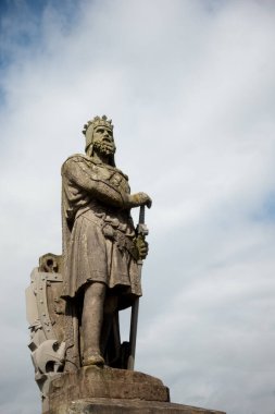 Stirling, Birleşik Krallık - 10 Ağustos 2024: İskoçya, İngiltere 'deki Stirling Kalesi' nde beyaz bulut gökyüzüne karşı 1876 'dan kalma Bruce heykeli