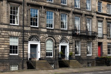 Heriot Row, Edinburgh 'un önde gelen sokağında Gürcistan döneminden kalma taştan bina binaları var.