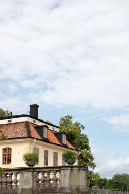 Drottningholms 'un ayrıntıları kraliyet sarayı, İsveç' teki barok konutu ve tiyatroda sarı cepheli. 