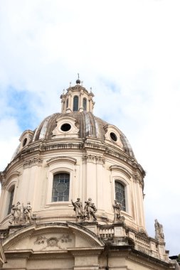 İtalya 'nın başkenti Roma' daki Trajan Forumunda Meryem 'in en kutsal adına sahip beyaz travertin mermer kubbesi.