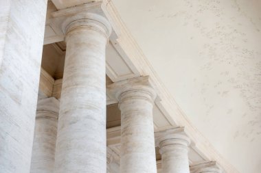 Vatikan 'ın yanındaki Roma' daki beyaz çapraz mermer sütunları ve sütunları kapatın.