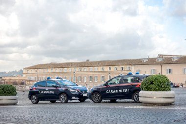 Roma, İtalya - 8 Ocak 2025: İtalyan başkanlık sarayı Palazzo del Quirinale yakınlarındaki Piazza del Quirinale 'de park etmiş iki jandarma polis arabası 