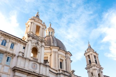 Roma, İtalya - 7 Ocak 2025: Agone 'daki ikonik barok kilisesi Sant' Agnese 'nin beyaz cephesi Franscesco Borromini tarafından Piazza Navona, Roma' da güneşli bir öğleden sonra ışığında mavi gökyüzü arka planıyla 