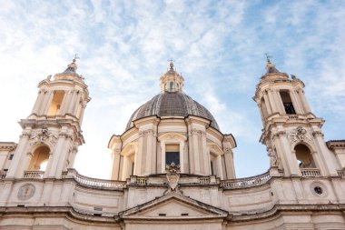 Roma, İtalya - 7 Ocak 2025: Agone 'daki ikonik barok kilisesi Sant' Agnese 'nin beyaz cephesi Franscesco Borromini tarafından Piazza Navona, Roma' da güneşli bir öğleden sonra ışığında mavi gökyüzü arka planıyla 