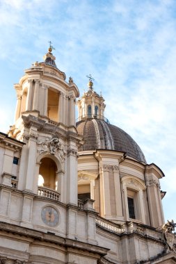 Roma, İtalya - 7 Ocak 2025: Agone 'daki ikonik barok kilisesi Sant' Agnese 'nin beyaz cephesi Franscesco Borromini tarafından Piazza Navona, Roma' da güneşli bir öğleden sonra ışığında mavi gökyüzü arka planıyla 
