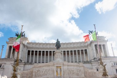Roma, İtalya - 8 Ocak 2025: güneşli bir günde İtalya 'nın Piazza Venezia kentinde İtalya bayrağı taşıyan Victor Emmanuel II' nin ulusal anıtı