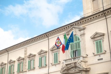 Roma, İtalya - 8 Ocak 2025: İtalyan Başkanlık Sarayı 'nın beyaz cephesi Quirinal Sarayı, bayraklı