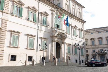 Roma, İtalya - 8 Ocak 2025: İtalyan başkanlık sarayı Palazzo del Quirinale tarafından Piazza del Quirinale 'de nöbet tutan jandarma 