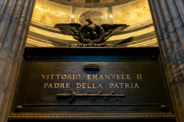 Roma, İtalya - 8 Ocak 2025: Roma 'daki Pantheon tapınağında İtalya' nın ilk kralı 2. Victor Emmanuel 'in (Vittorio Emanule II) mezarı