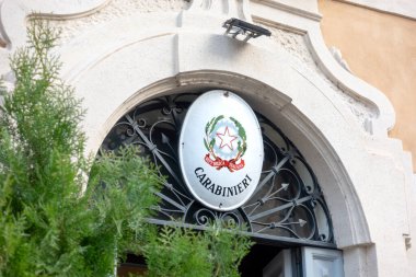 Roma, İtalya - 8 Ocak 2025: Roma 'daki Piazza di Sant Ignazio' nun İtalyan jandarma karakoluna girişinin amblemi 