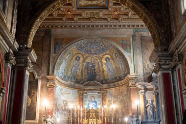 Roma, İtalya - 8 Ocak 2025: Kasaları, sütunları ve altın mozaikleri olan Bazilika di Santa Francesca Romana 'nın içi 