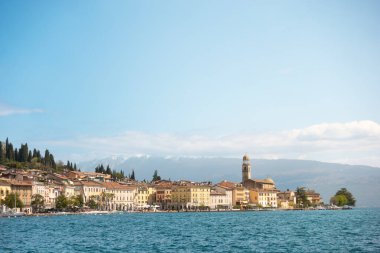 Sahil kasabası Sal 'in panoramik manzarası. Lago di Garda Gölü' nün yanında. Açık bir günde Alp Dağları 'nın önünde kilise kulesi var.