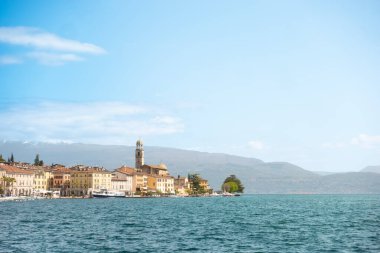 Sahil kasabası Sal 'in panoramik manzarası. Lago di Garda Gölü' nün yanında. Açık bir günde Alp Dağları 'nın önünde kilise kulesi var.