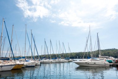 Yelkenli ve motorlu tekneleri olan küçük tekne marinası yazın İtalya 'daki Garda Gölü' nde Sal kasabasında demirlemiş.