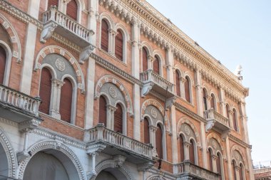 Padova 'nın merkezindeki güzel Palazzo delle Debite binasının ön cephesi neo-romanesk tarzda inşa edilmiştir. Tonozlu bifora pencereleri ve dekoratif kornişleri vardır.