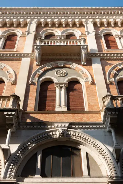 Padova 'nın merkezindeki güzel Palazzo delle Debite binasının ön cephesi neo-romanesk tarzda inşa edilmiştir. Tonozlu bifora pencereleri ve dekoratif kornişleri vardır.