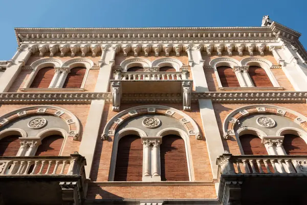 Padova 'nın merkezindeki güzel Palazzo delle Debite binasının ön cephesi neo-romanesk tarzda inşa edilmiştir. Tonozlu bifora pencereleri ve dekoratif kornişleri vardır.