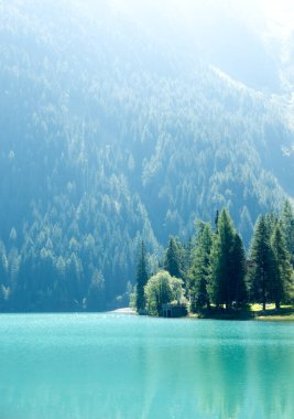 Güney Tyrol 'da İtalyan Dolomitleri' ndeki turkuaz alp gölü lago di Anterselva manzarası.