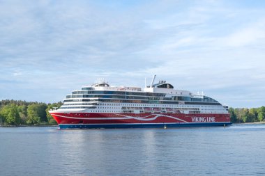 Stockholm, İsveç - 28 Mayıs 2025: Viking Line Glory yolcu gemisi Djurgrden Adası, Stockholm takımadasında yaz mevsiminde