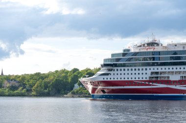 Stockholm, İsveç - 28 Mayıs 2025: Viking Line Glory yolcu gemisi Djurgrden Adası, Stockholm takımadasında yaz mevsiminde