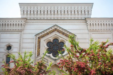 Stockholm Büyük Sinagogu 'nun (Stora Sinagogu) arka cephesi ve dış cephesi.