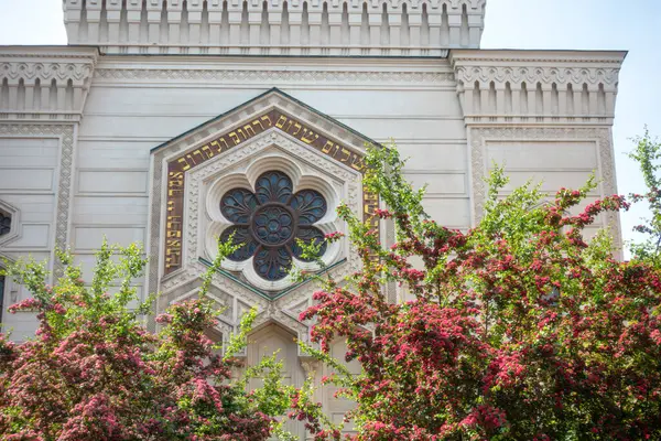 Stockholm Büyük Sinagogu 'nun (Stora Sinagogu) arka cephesi ve dış cephesi.