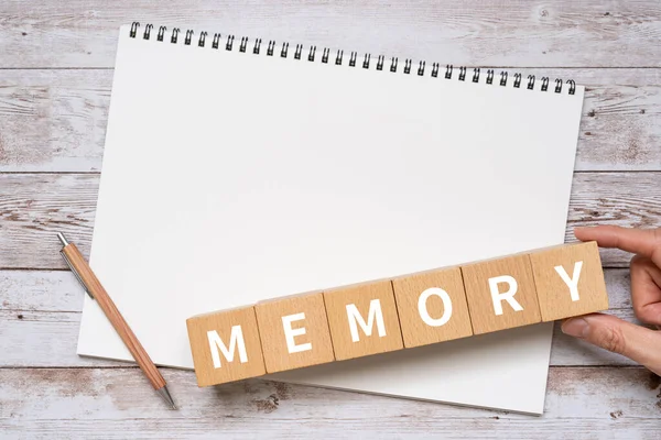 Ξύλινα Μπλοκ Κείμενο Μνήμη Της Έννοιας Ένα Στυλό Και Ένα — Φωτογραφία Αρχείου