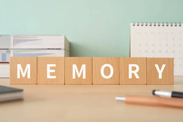 Holzblöcke Mit Konzepttext Memory Stiften Notizbüchern Und Büchern — Stockfoto
