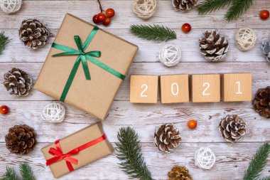 Noel 2021; Noel hediye kutusu, oyuncak blokları ve süs.