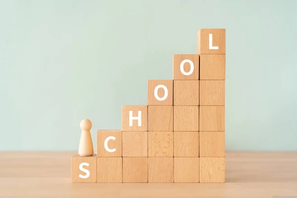 Holzklötze Mit Konzepttext Schule Und Einem Menschlichen Spielzeug — Stockfoto