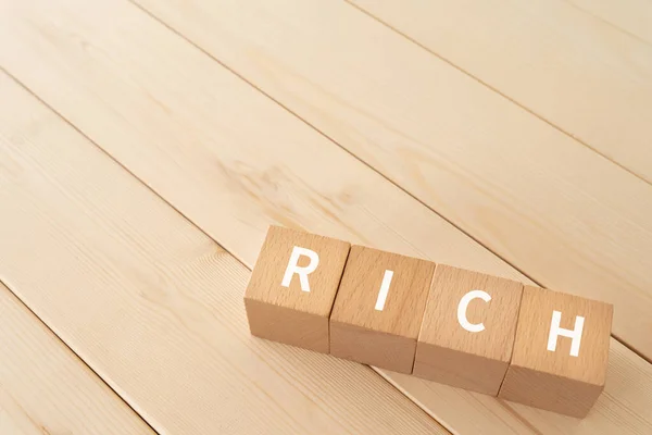 Drewniane Bloki Tekstem Koncepcyjnym Rich — Zdjęcie stockowe