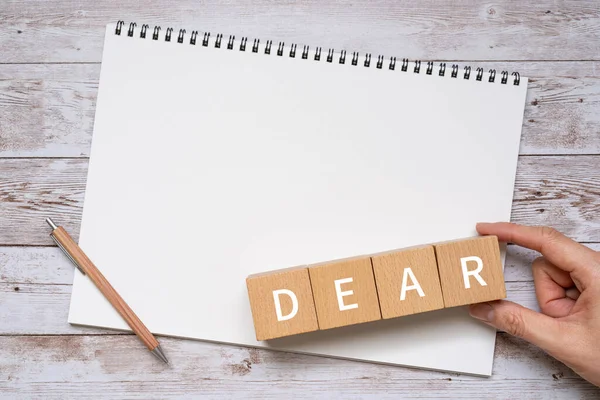 Ξύλινα Μπλοκ Κείμενο Dear Της Έννοιας Ένα Στυλό Ένα Σημειωματάριο — Φωτογραφία Αρχείου
