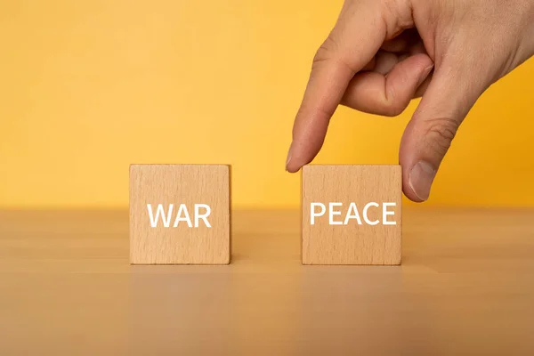 Dřevěné Bloky Textem War Peace Rukou — Stock fotografie