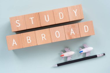 Konsept, kalem ve uçak oyuncakları içeren ahşap bloklar.