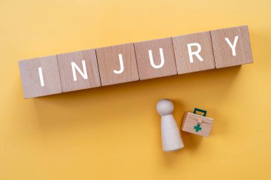 Yaralanma, tahtadan bloklar, konsept metni, insan oyuncağı ve ilk yardım çantası..