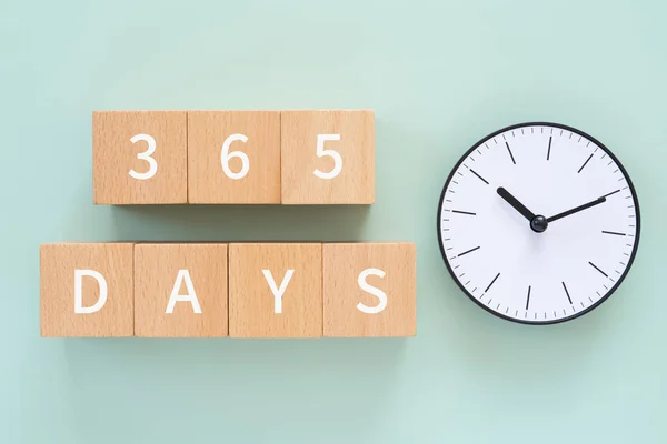 365 Gün Yazılı Yedi Tahta Blok Bir Saat — Stok fotoğraf