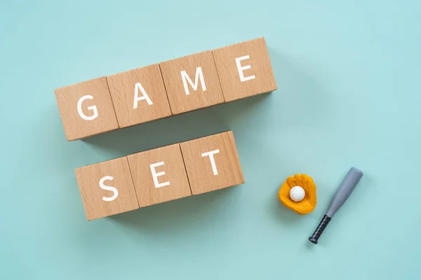 游戏Set 带有概念和棒球设备玩具 游戏Set 文字的木制块 — 图库照片