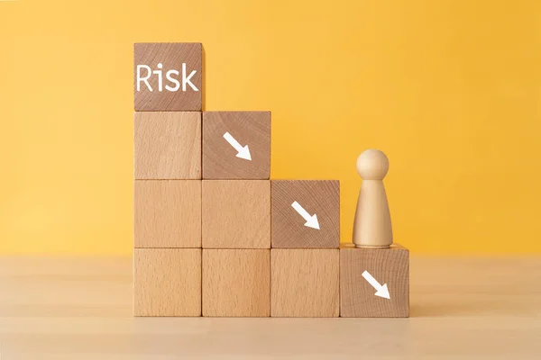 Holzklötze Mit Konzepttext Risiko Und Einem Menschlichen Spielzeug — Stockfoto