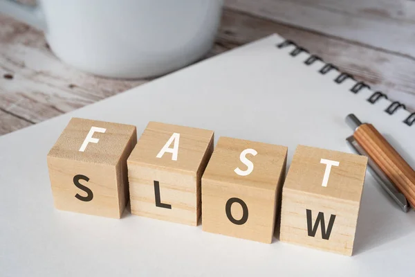 Fast Slow 텍스트와 노트북 — 스톡 사진