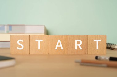 Konsept, kalem, not defteri ve kitap içeren ahşap bloklar.