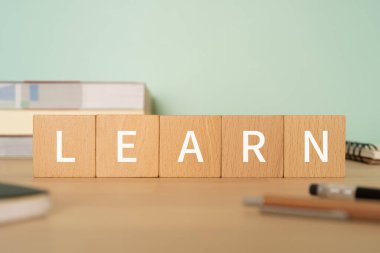 Konsept, kalem, defter ve kitap içeren ahşap bloklar.