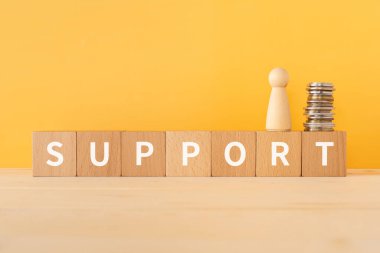 Finansal destek, tahtadan bloklar, kavram, para ve insan oyuncağı metni..