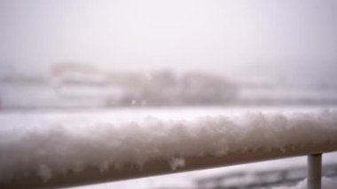 Balkondan kar manzarası.