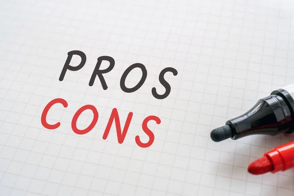 White Paper Written Pros Cons Markers — Zdjęcie stockowe