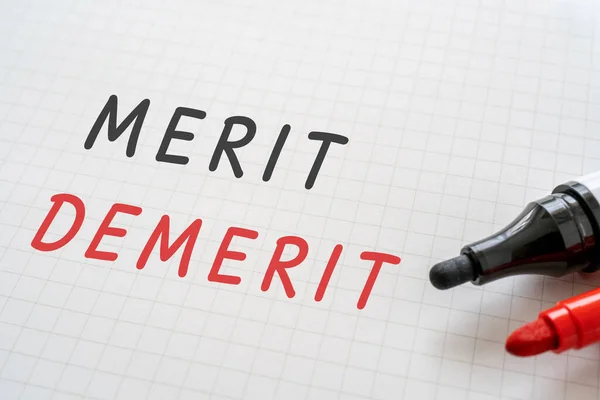 Witboek Geschreven Merit Demerit Met Markeringen — Stockfoto
