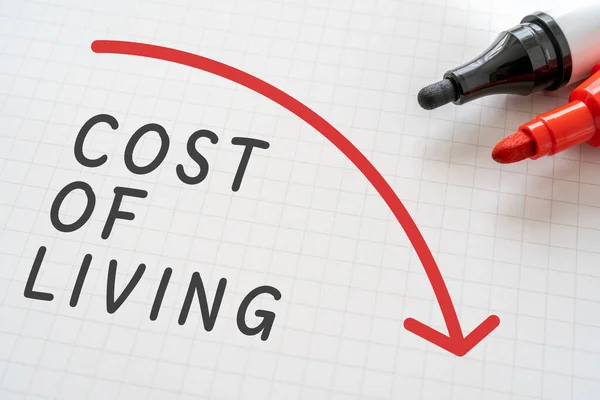 Witboek Geschreven Cost Living Met Markeringen — Stockfoto