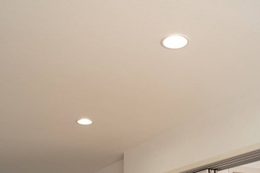 Oturma odasındaki iki ışık söndü.. 